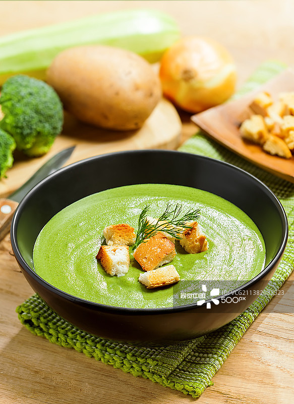 西兰花奶油汤和食材图片素材