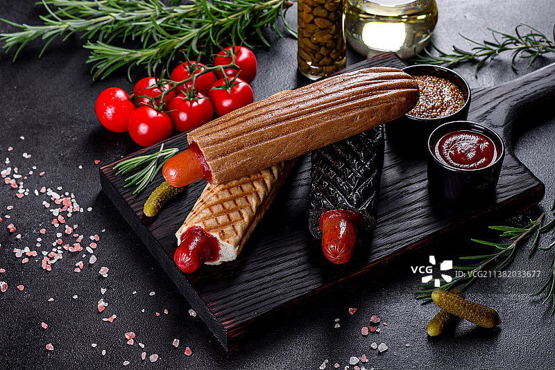 美味新鲜的热狗，配各种面包和香肠图片素材