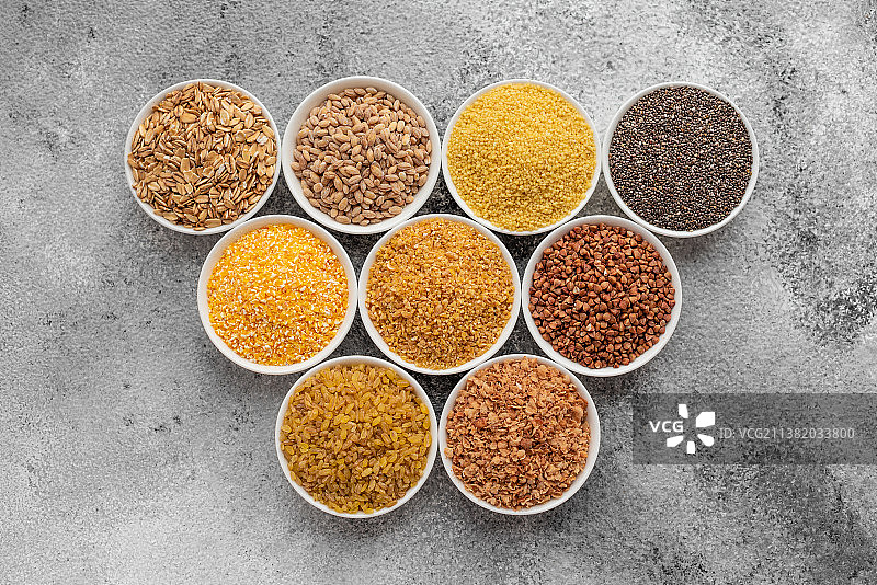 白色茶托上的各种粥和豆类图片素材