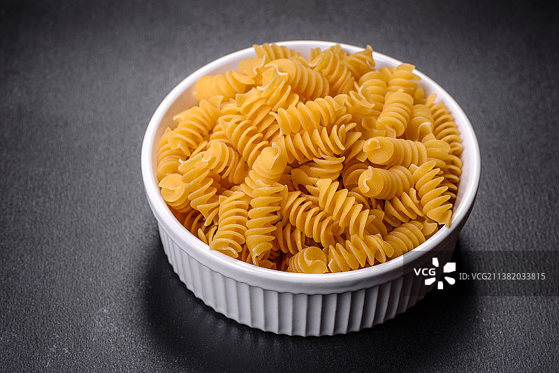 桌上碗里的意面特写图片素材