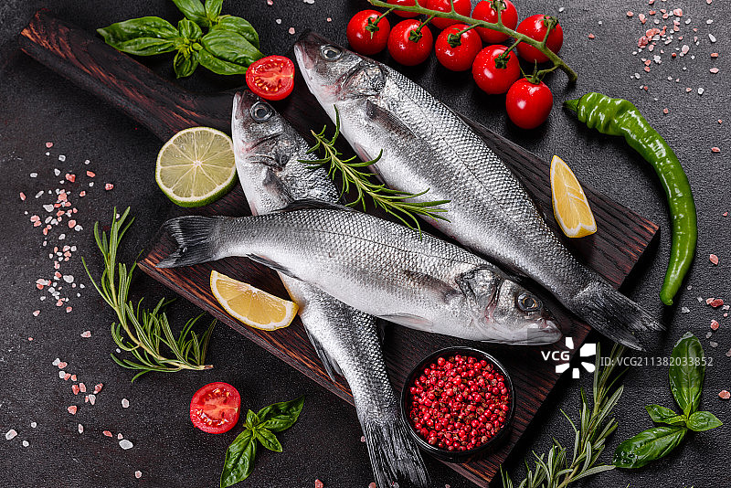 新鲜鲈鱼和烹饪食材图片素材