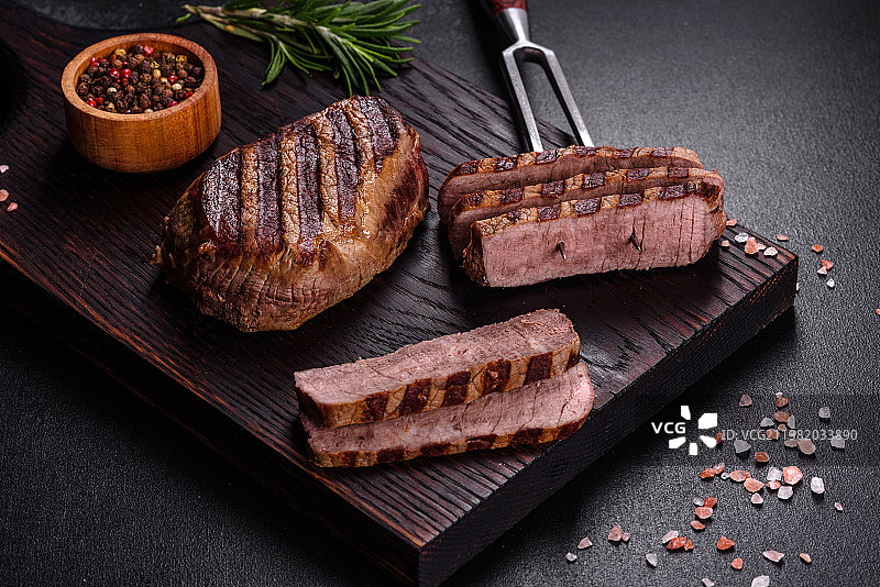 新鲜多汁美味的牛排在黑暗的背景图片素材