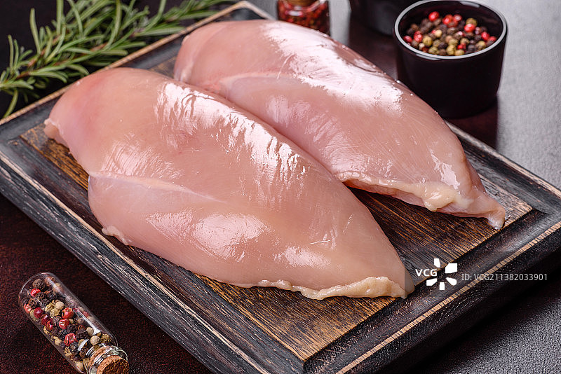 砧板上的生鸡肉片图片素材