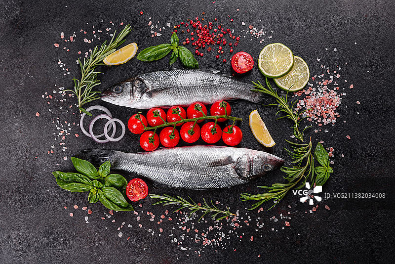 新鲜鲈鱼和烹饪食材图片素材