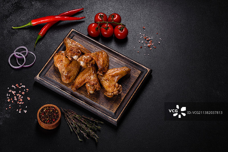 烤鸡翅配蔬菜香料（黑色背景）图片素材