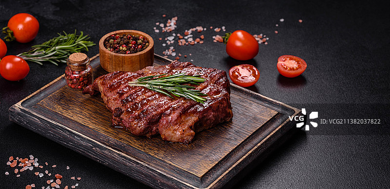 烤肋眼牛排、香草和香料图片素材