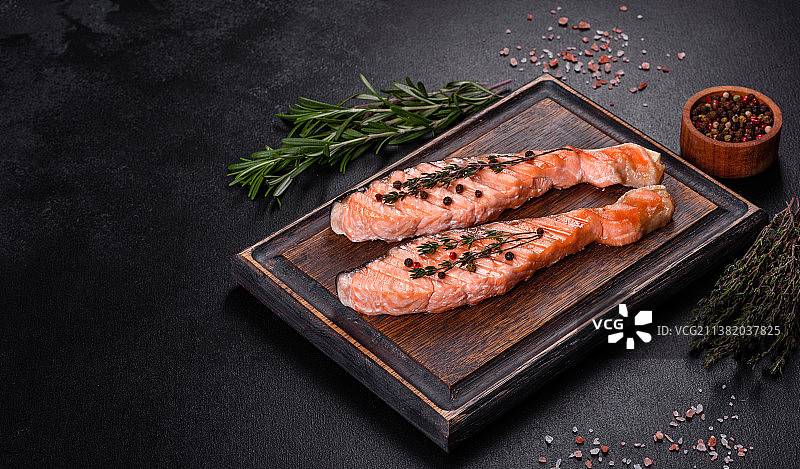 烤三文鱼配香草图片素材