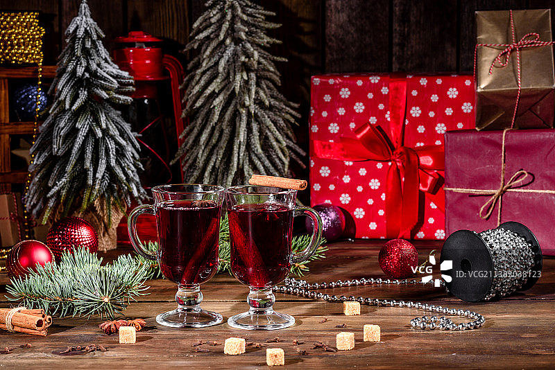 冬季和圣诞节的热红酒，含各种香料图片素材
