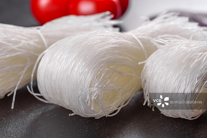 用蔬菜和香料制作米粉的食材图片素材