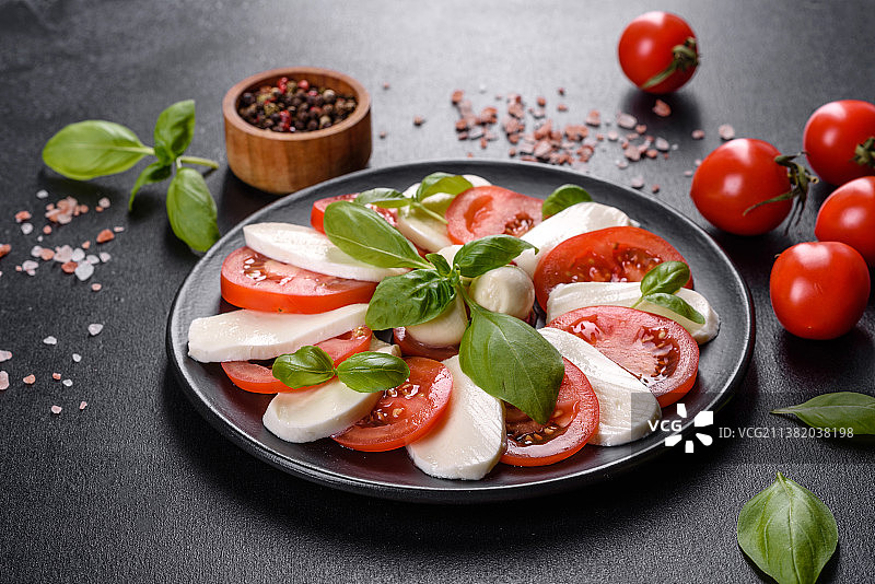 从高角度观看桌上盘子里的食物图片素材