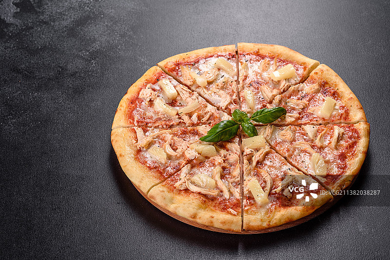 桌子上披萨的高角度视角图片素材