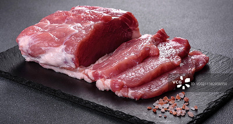 砧板上的生猪排配香草香料图片素材