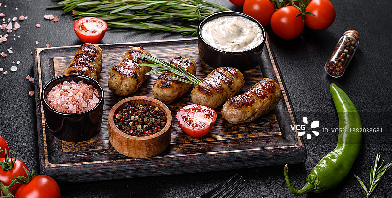 烤香肠配香草和蔬菜图片素材