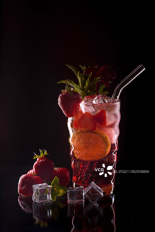 黑色背景下的玻璃杯饮品特写图片素材
