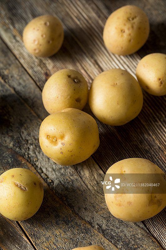 桌子上的马铃薯高角度视图图片素材