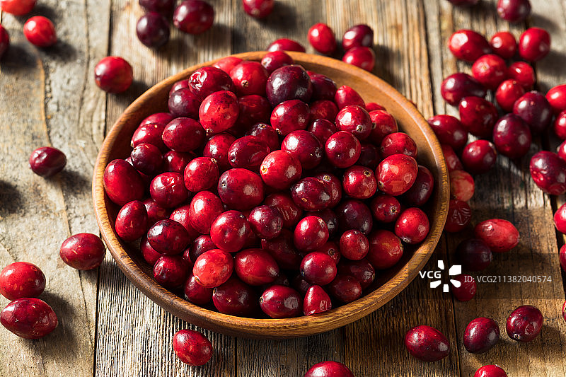 俯视角度拍摄的碗中樱桃照片图片素材