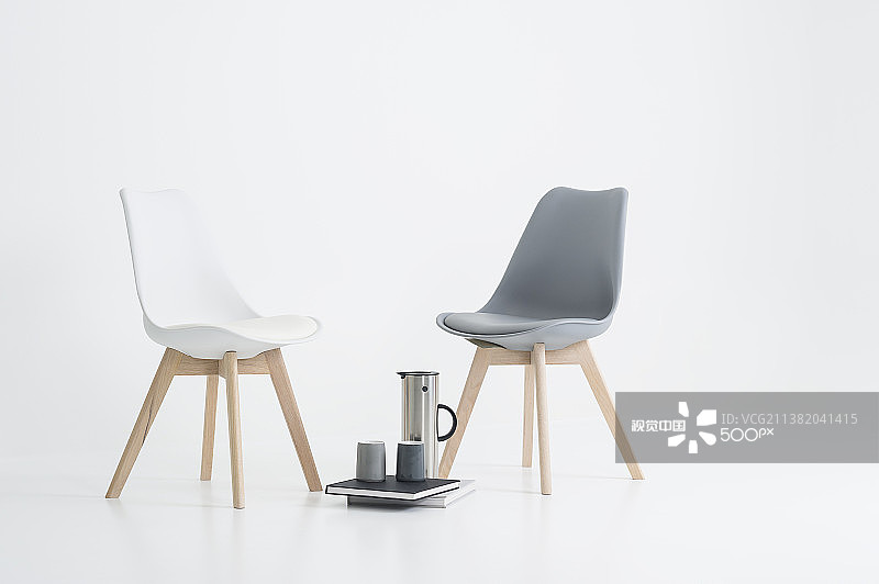 两把现代椅子和一份咖啡图片素材