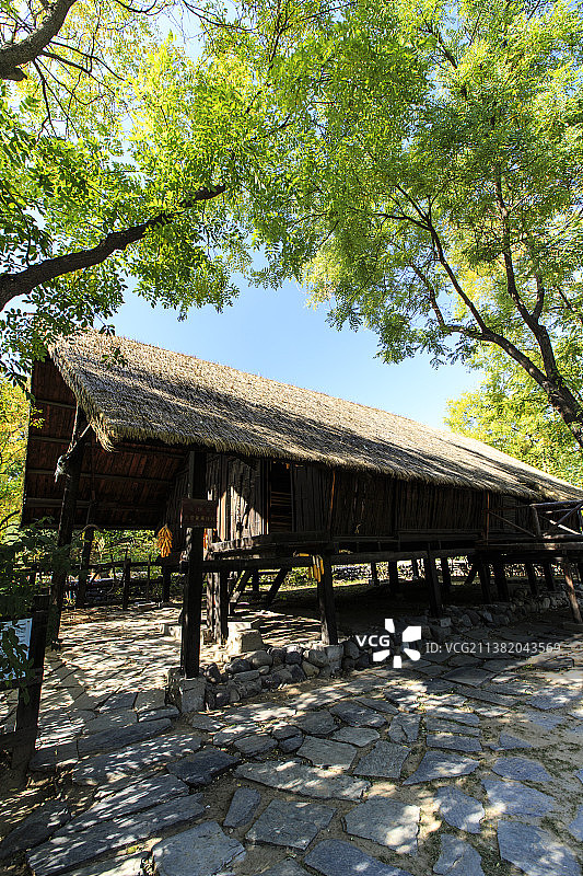 北京中华民族博物院（中华民族园）北园：景颇寨景颇族矮脚长屋图片素材