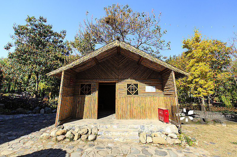 北京中华民族博物院（中华民族园）北园：金字型茅屋（按海南保亭黎族传统民居1比1复原）图片素材
