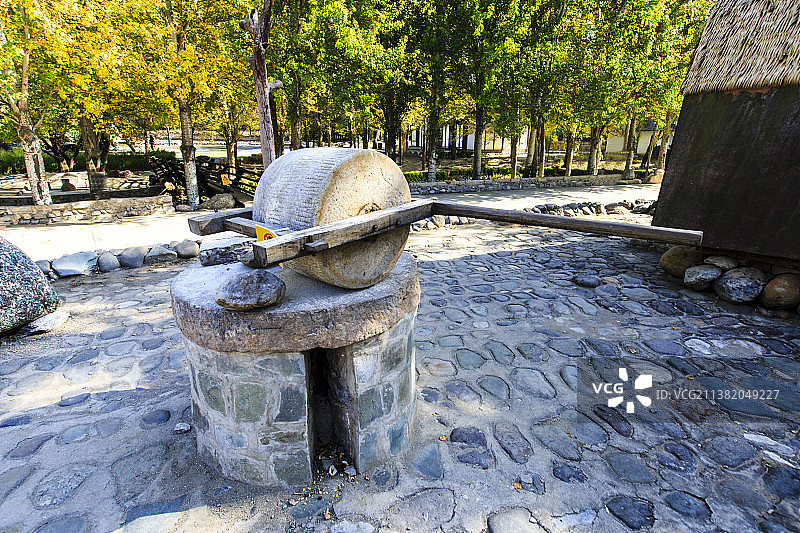 北京中华民族博物院（中华民族园）北园：黎族石碾图片素材