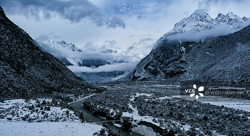 帕隆藏布雪景航拍图片素材