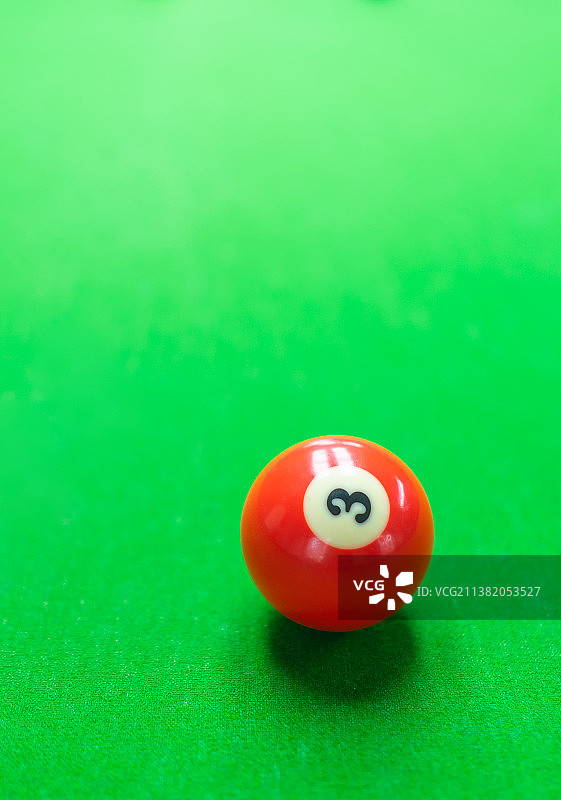 中国室内娱乐项目拍摄主题，平坦的绿色台球桌和多色的桌球特写，户外白昼无人图像摄影图片素材