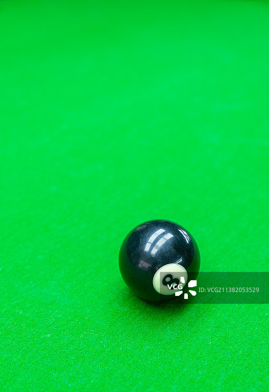 中国室内娱乐项目拍摄主题，平坦的绿色台球桌和多色的桌球特写，户外白昼无人图像摄影图片素材