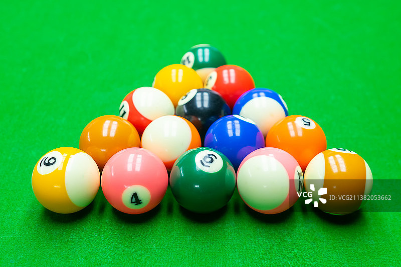 中国室内娱乐项目拍摄主题，平坦的绿色台球桌和多色的桌球，户外白昼无人图像摄影图片素材