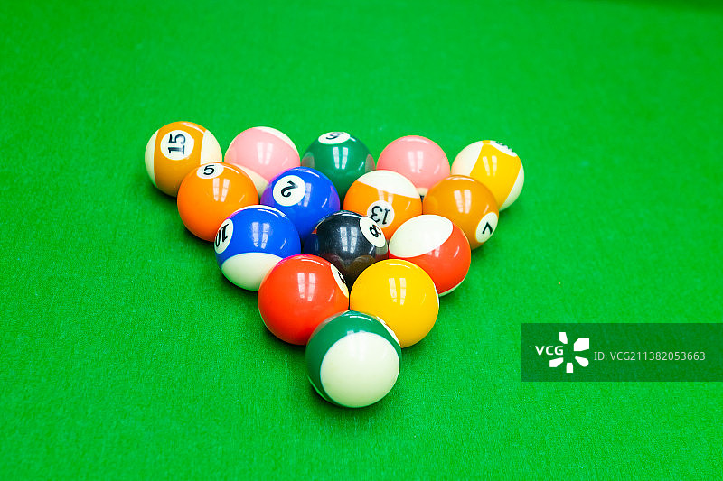 中国室内娱乐项目拍摄主题，平坦的绿色台球桌和多色的桌球，户外白昼无人图像摄影图片素材