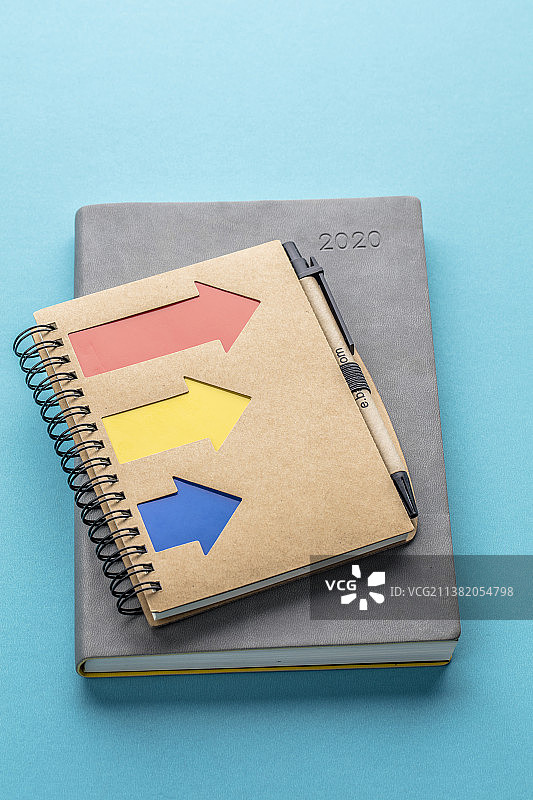 笔记本和水笔静物图片素材