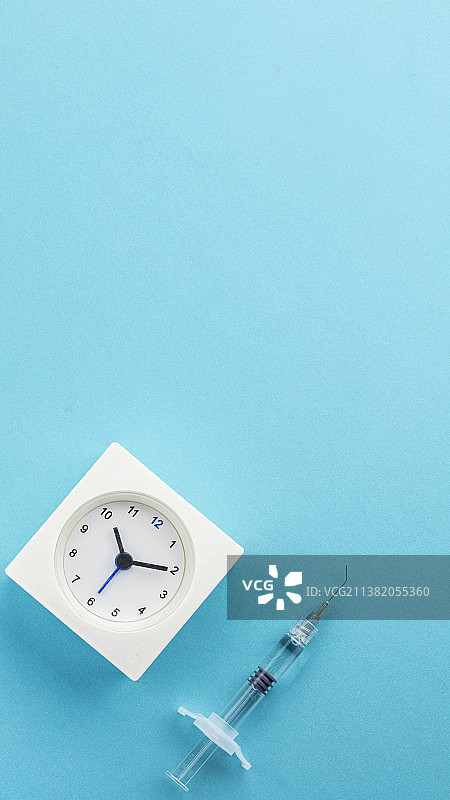时钟和注射器静物图片素材