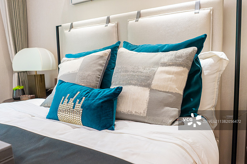 中国城市生活室内环境居家环境拍摄主题，卧室里的双人床，书桌，装饰物，室内无人图像摄影图片素材