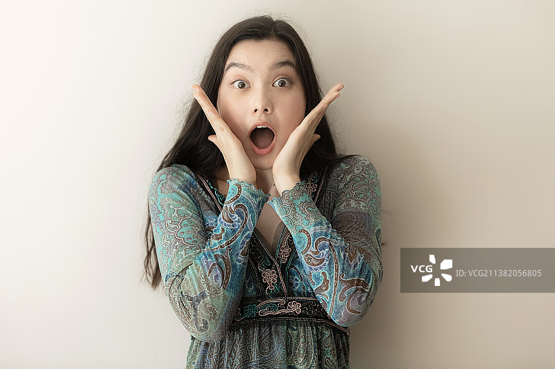 感到吃惊的年轻女性图片素材