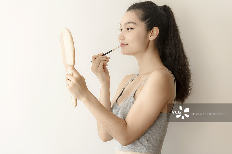 正在化妆的年轻女性图片素材