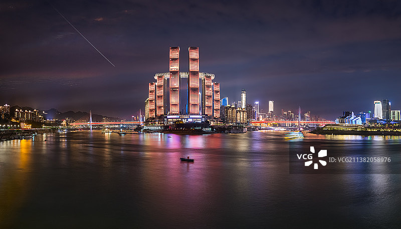 重庆城市夜景，长江嘉陵江交汇，朝天门来福士图片素材
