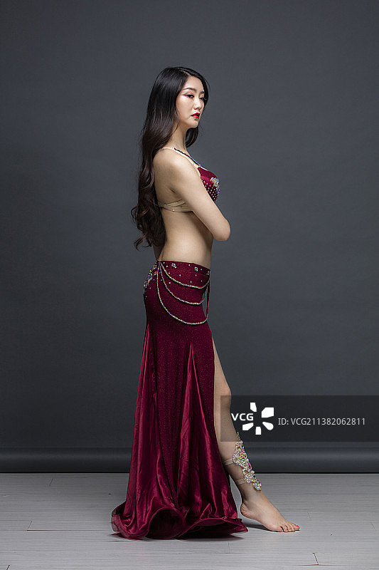 跳东方舞的年轻女士图片素材