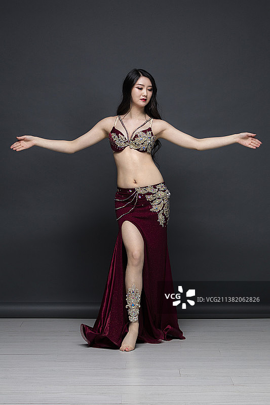 跳东方舞的年轻女士图片素材