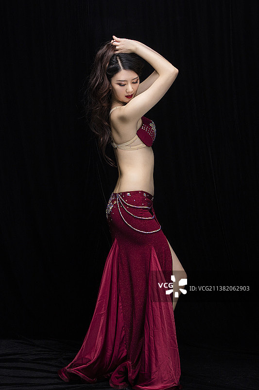 跳东方舞的年轻女士图片素材