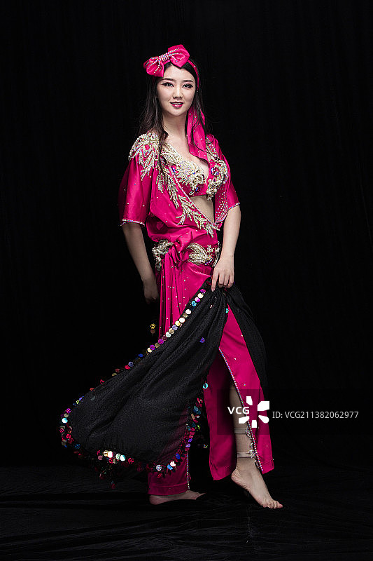 跳东方舞的年轻女士图片素材