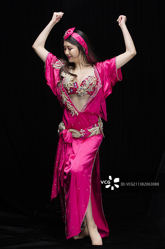 跳东方舞的年轻女士图片素材