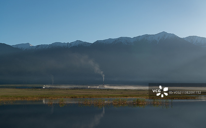 青海大柴旦翡翠湖边，冒着烟的工厂烟囱图片素材