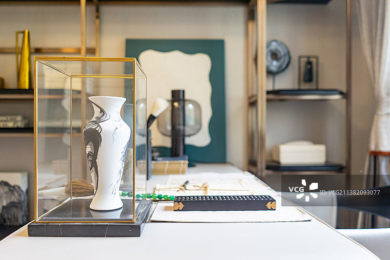 中国房地产城市健康生活拍摄主题，住宅内部环境，书房里的书桌、书柜和办公用品，室内无人图像摄影图片素材