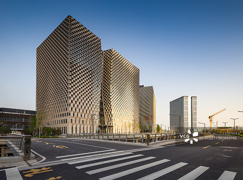 河南郑州郑东新区北龙湖金融岛金融建筑外立面与道路黄昏时分户外风光图片素材