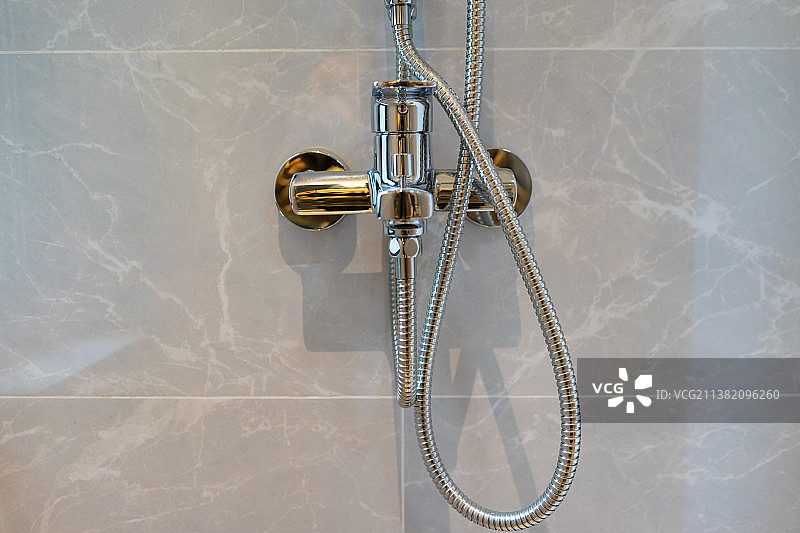 中国房地产城市健康生活拍摄主题，洗手间里的不锈钢金属物品，银色的洗澡设备用品，室内无人图像摄影图片素材