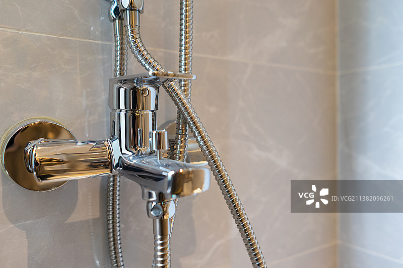 中国房地产城市健康生活拍摄主题，洗手间里的不锈钢金属物品，银色的洗澡设备用品，室内无人图像摄影图片素材