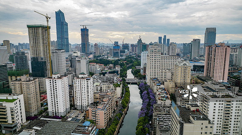 航拍昆明市中心与盘龙江图片素材