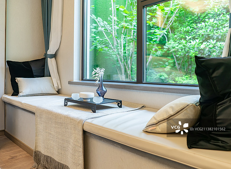 中国房地产城市生活室内环境居家环境拍摄主题，卧室里的飘窗窗户和各种装饰物，室内无人图像摄影图片素材