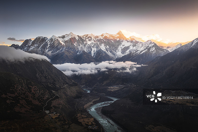 云中若隐若现的雅鲁藏布江大峡谷南迦巴瓦峰图片素材