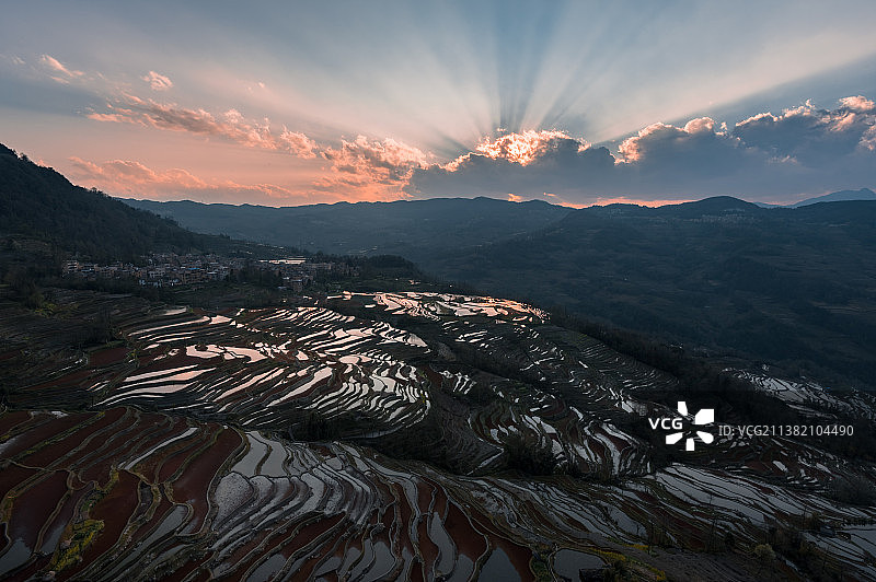 云南元阳老鹰嘴红梯田日落图片素材