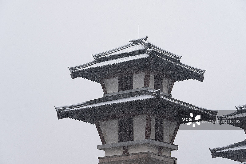 大雪纷飞时的江苏常州春秋淹城旅游区图片素材